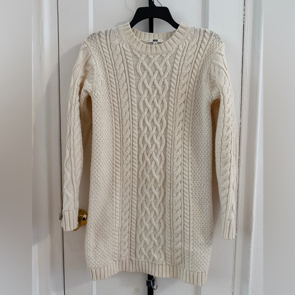 Uniqlo Cream Cable Knit Sweater - Picture 1 of 9